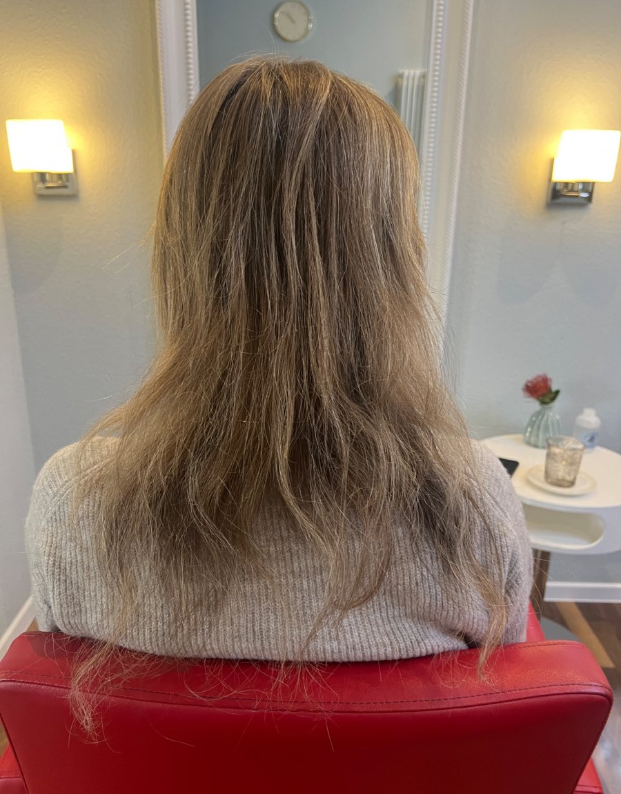 Feine, zu den Spitzen hin dünner werdende Längen – Ausgangssituation vor einer Haarverdichtung