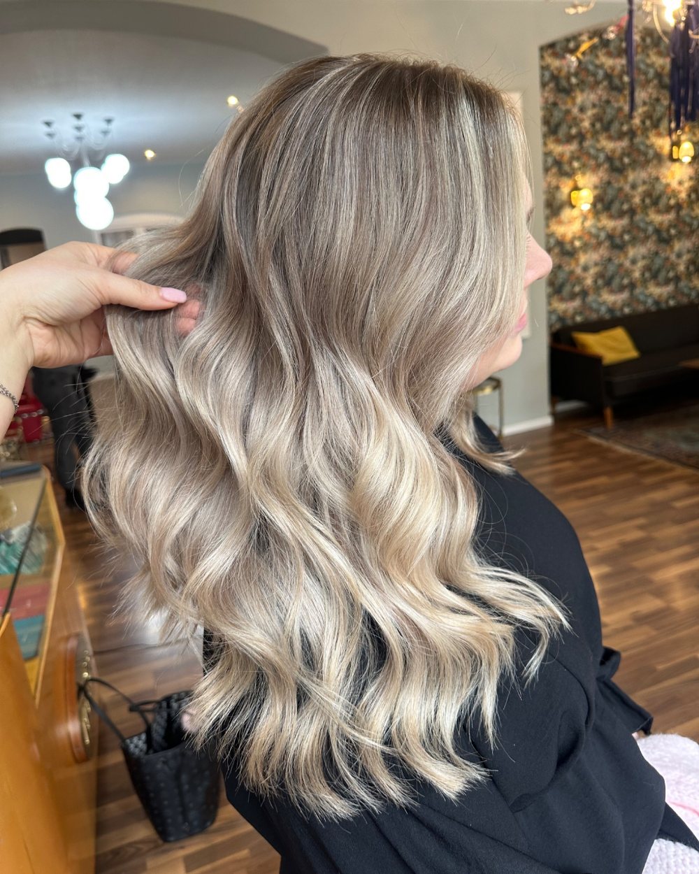Volle, natürlich integrierte blonde Längen nach einer Haarverdichtung mit Weft Extensions