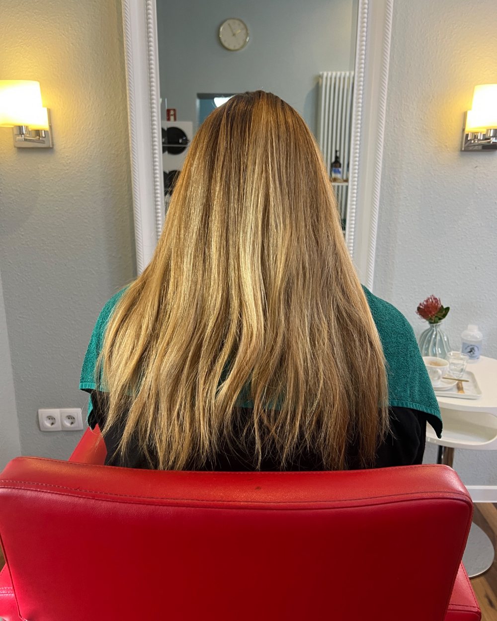 Lange, glatte blonde Haare mit Weft Extensions – im Alltag ganz normal zu tragen