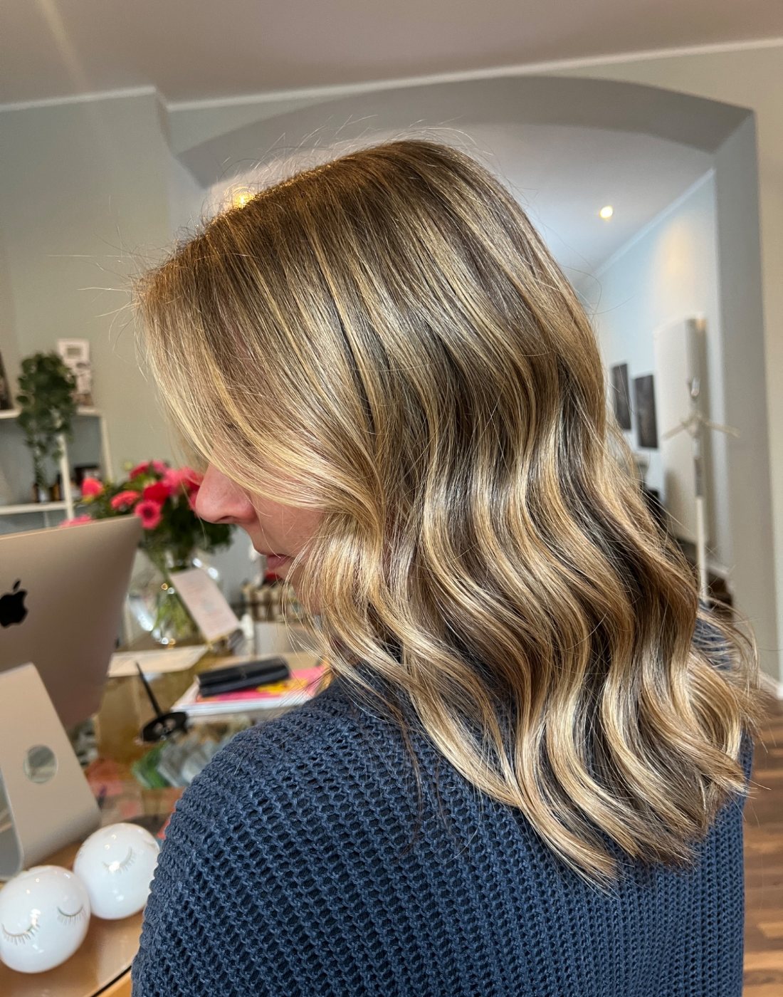 Blonde Wellen im Profil während der Beratung bei Miss Lilly’s