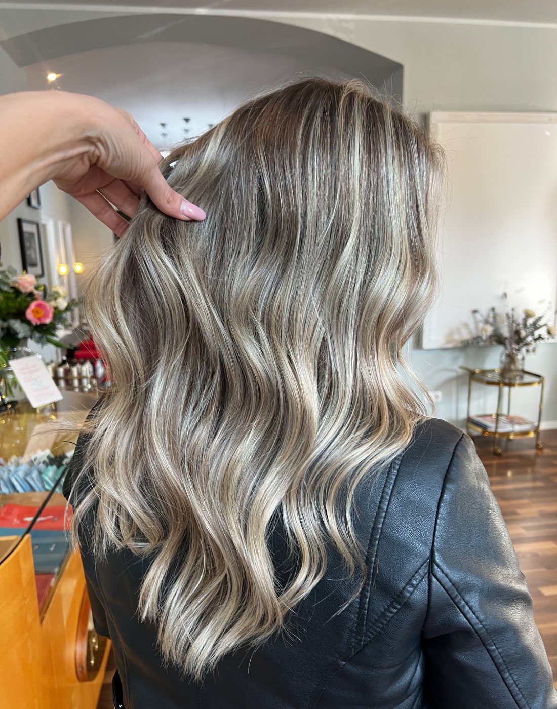 Weiche blonde Wellen mit dimensionalen Highlights – Farbkonzept von Miss Lilly’s