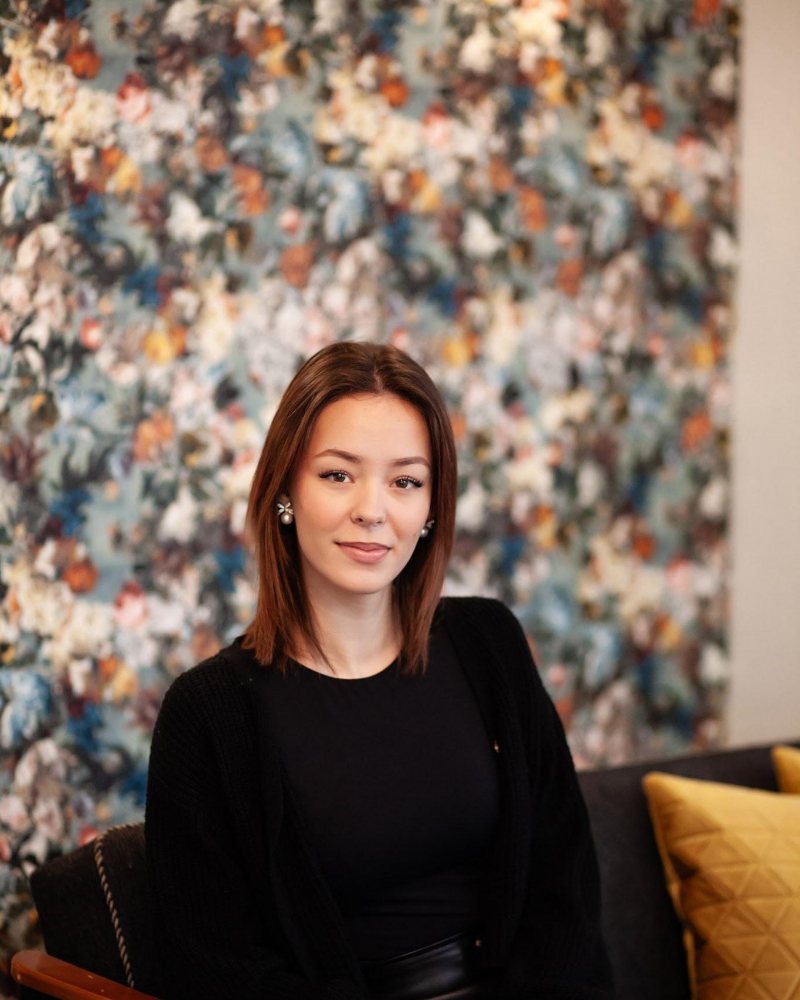 Mirella, Young Stylistin im dritten Ausbildungsjahr bei Miss Lilly’s